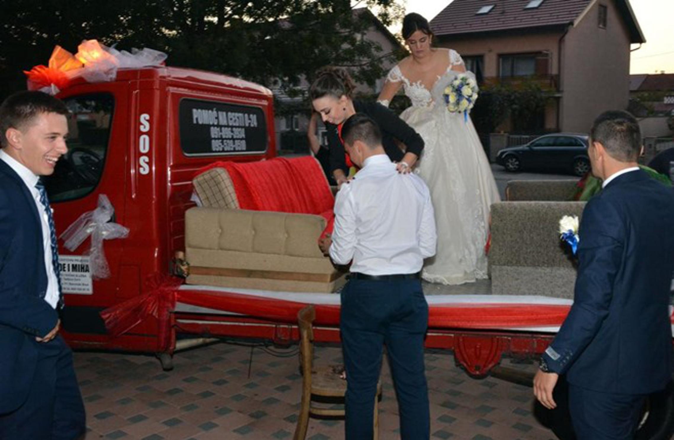 Na vjenčanje stigli kamionom šlep službe