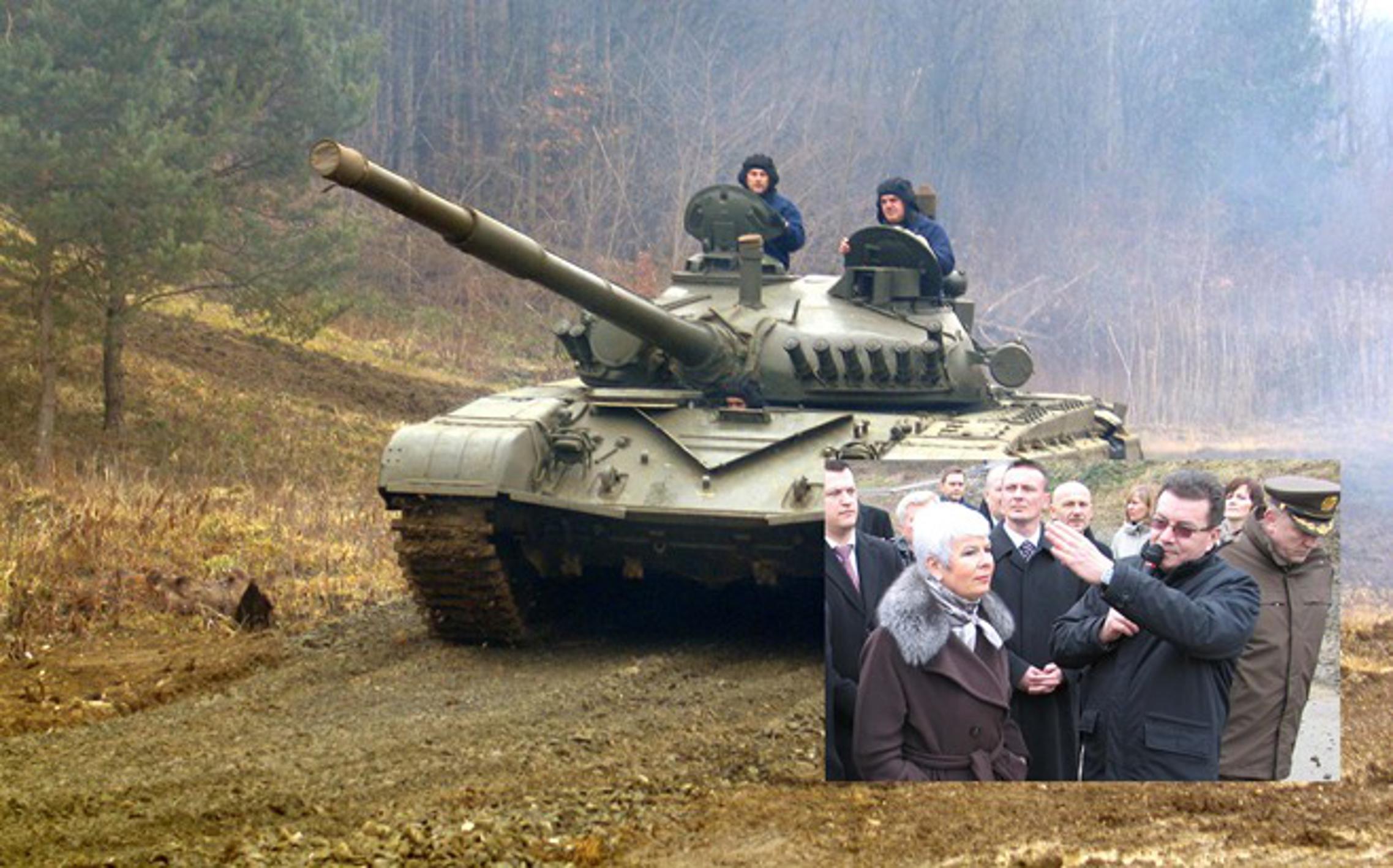 Jadranka Kosor i Bartol Jerković prate demonstraciju rada tenka M-84 D