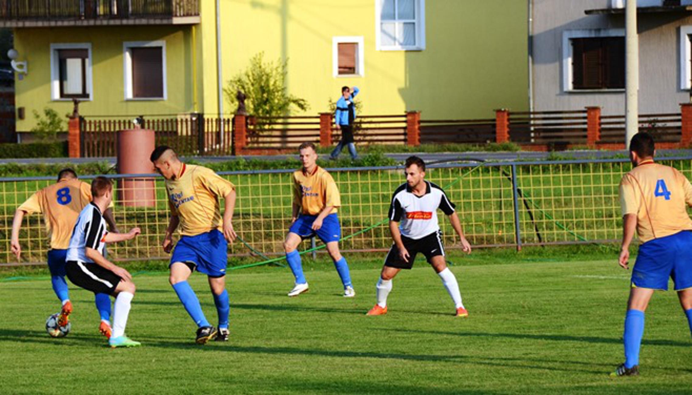 Nogometaši Zvonimira (zlatne majice) pobjedili su u Donjoj Vrbi Mladost iz Sibinja