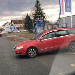 Nepropisno ostavljeno vozilo na autobusnom stajalištu na Vinogradskoj cesti
