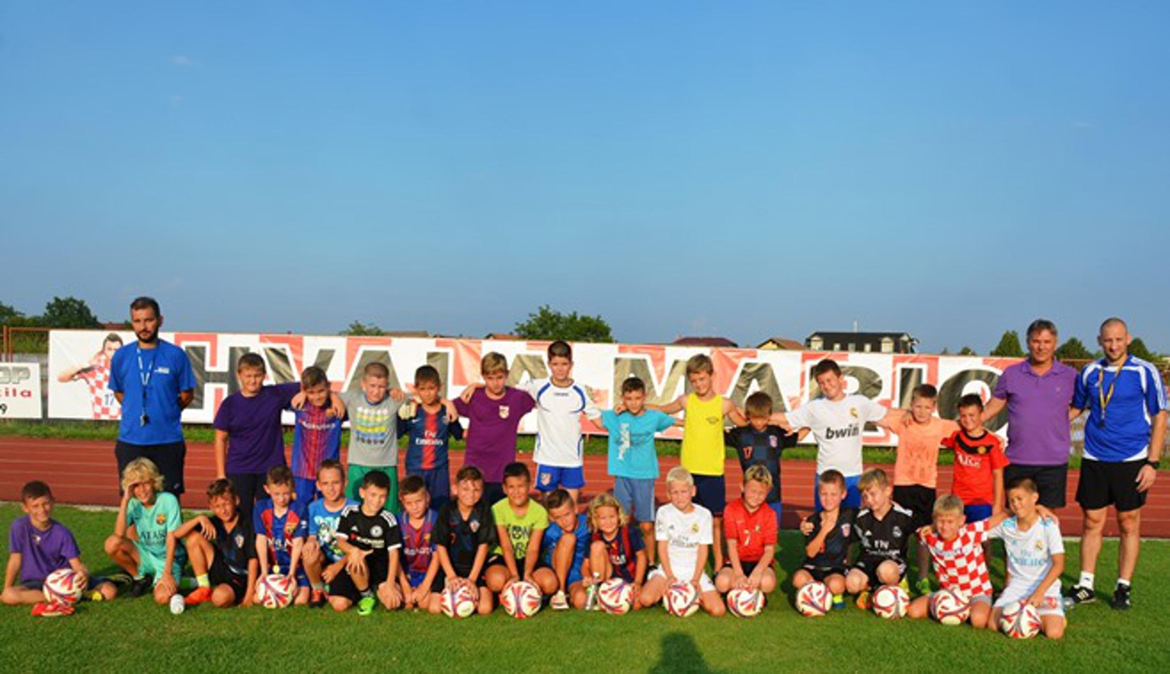 Dio polaznika Škole nogometa Željezničara s djelom trenera i članova uprave.