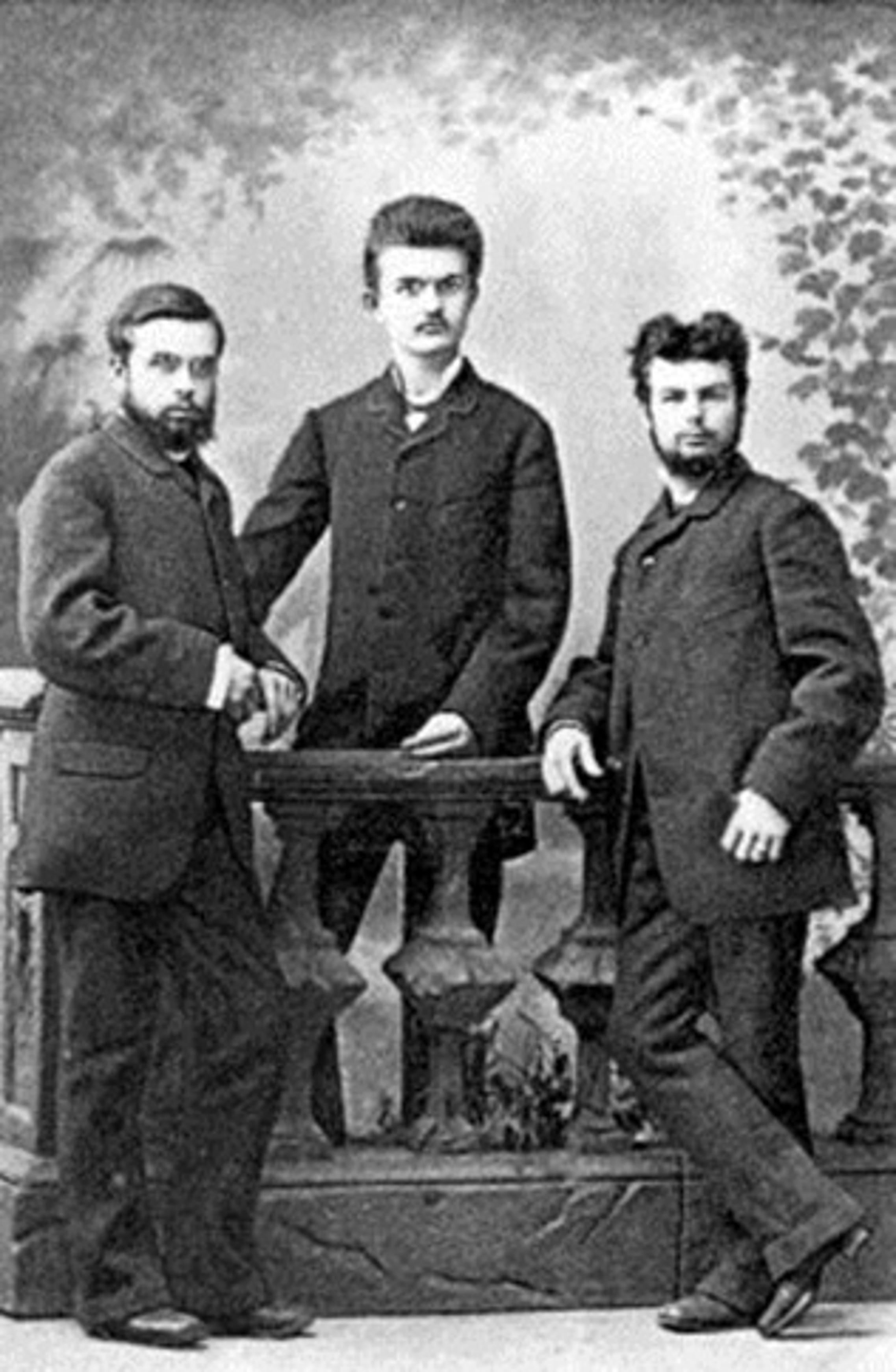 Dobroslav i Vatroslav Brlić stoje sa strane, a u sredini je August Harambašić, 1884. godina