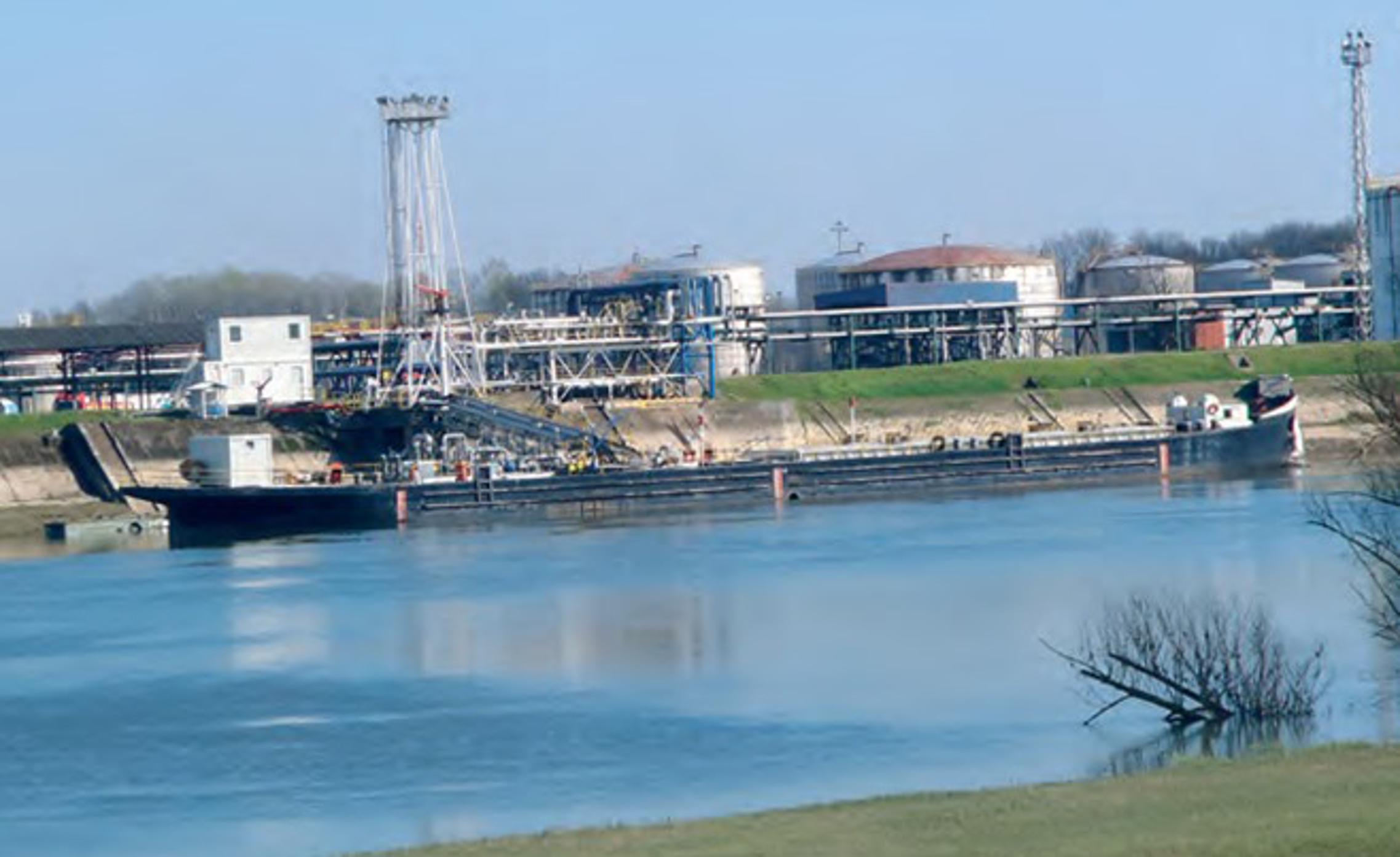 Riječno pristanište Rafinerije nafte Brod
