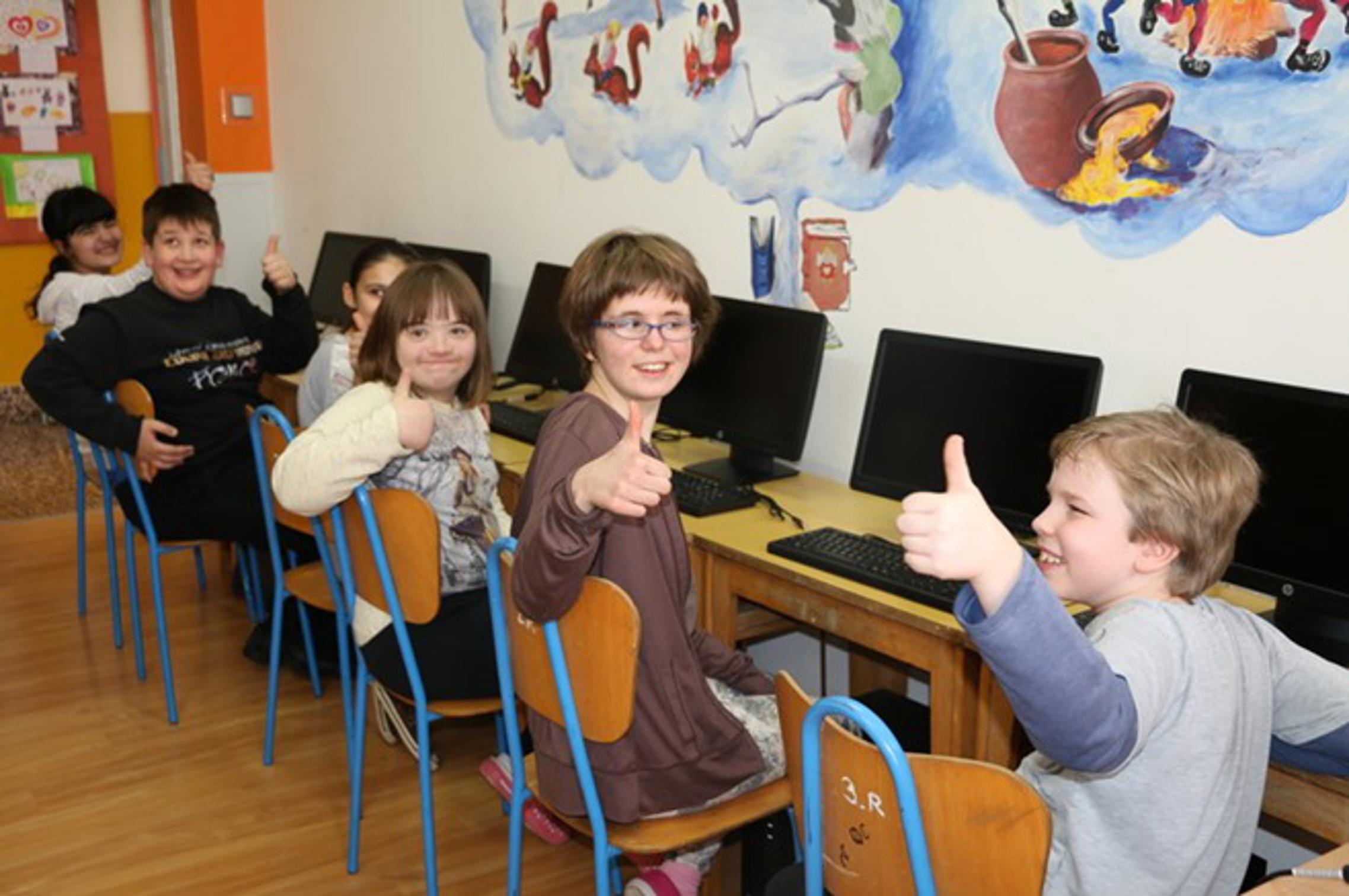 Učenici OŠ "Milan Amruš" uz nova računala