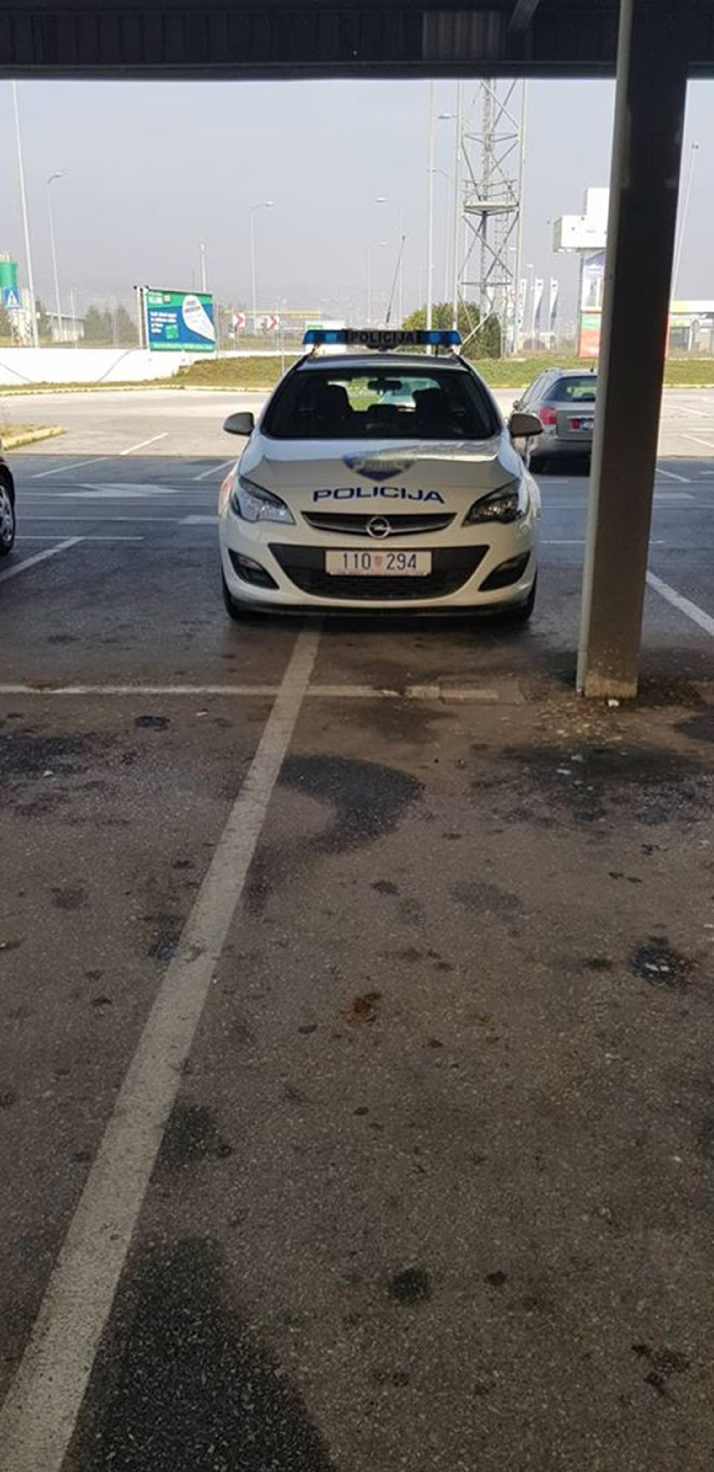 Parkiranje policijskih službenik au Slavonskom Brodu