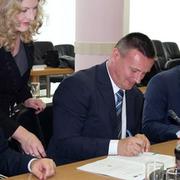 Župan Danijel Marušić s najbližim suradnicima tijekom potpisivanja ugovora. (Ilustracija)
