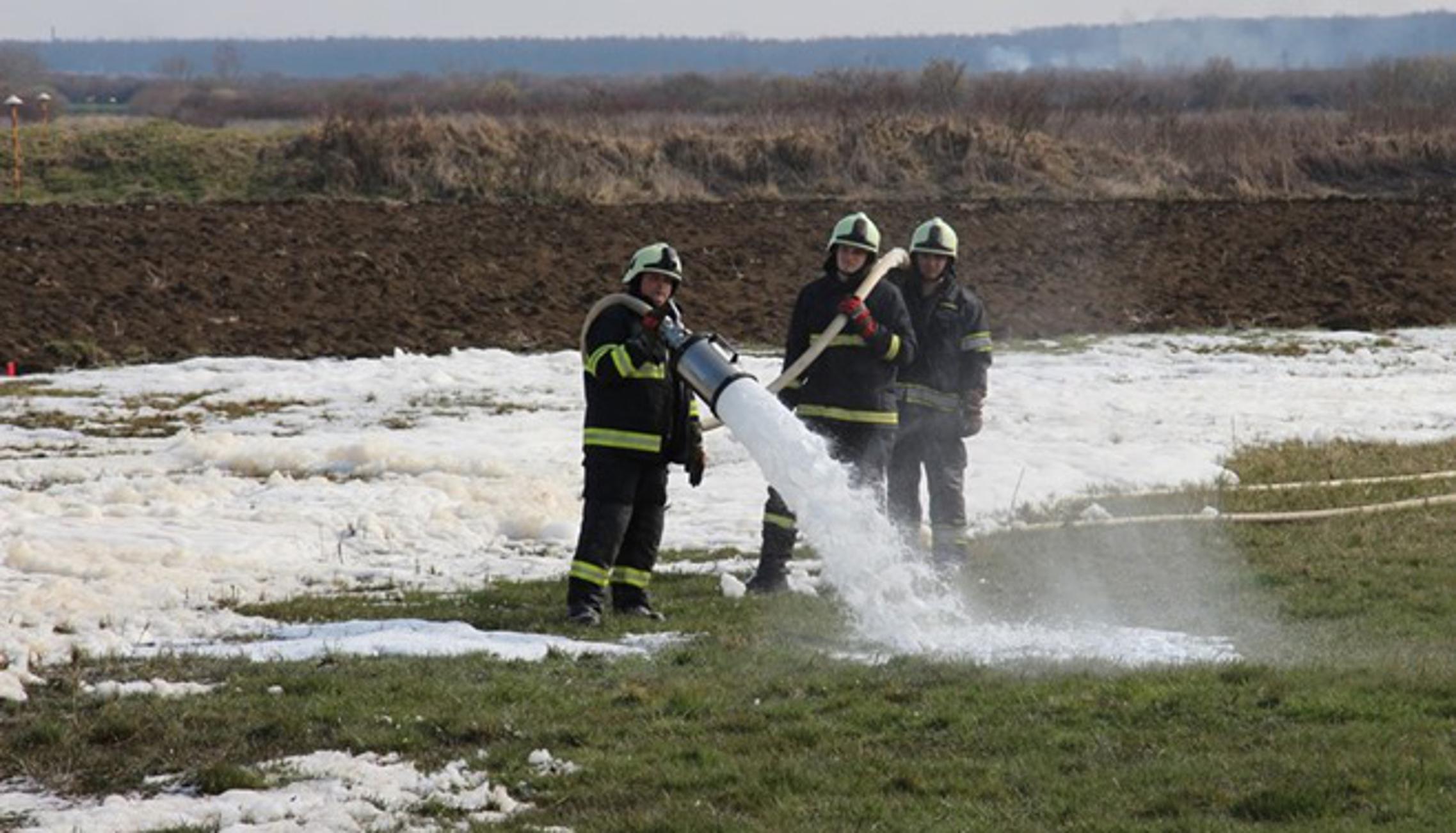 Intervencija vatrogasaca nakon izlijevanja nafte iz produktovoda u tlo