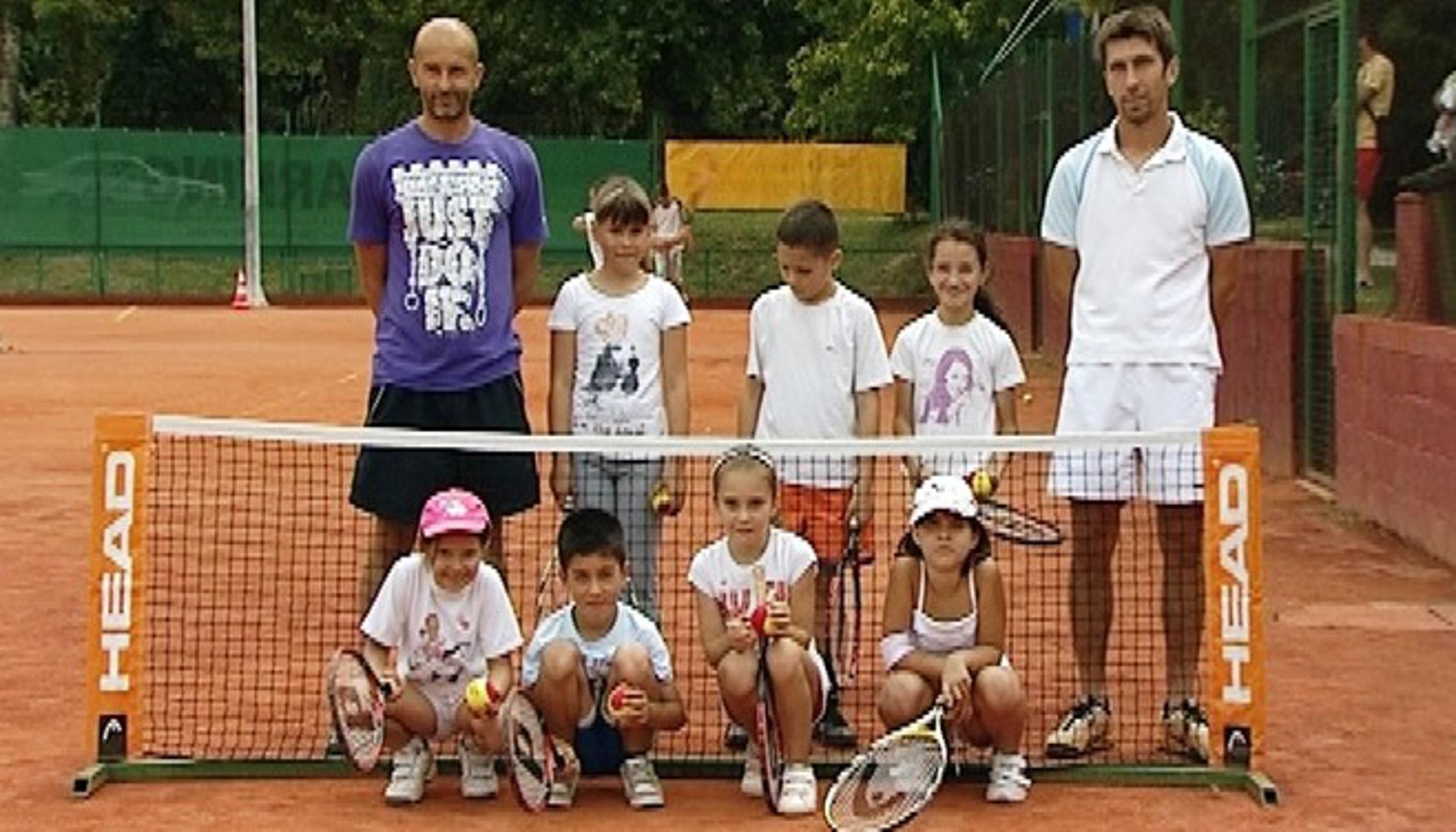 Treneri i dio polaznika Škole tenisa