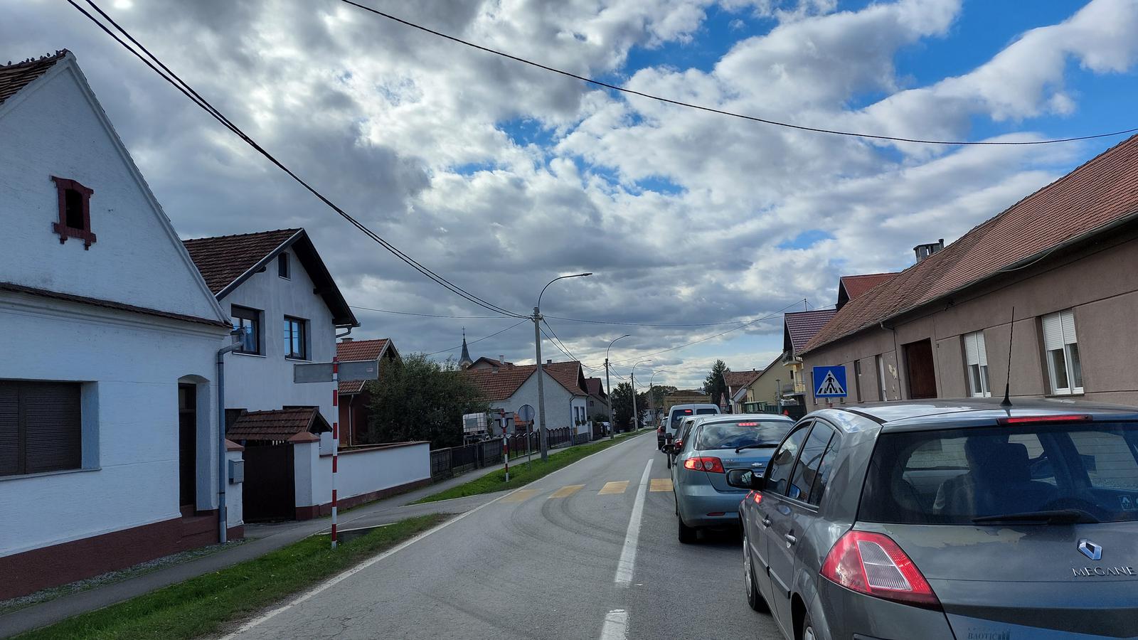 Kolona na prometnici u Jakšiću za vrijeme izvođenja radova