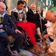 Papa Franjo pere noge zatvorenicima