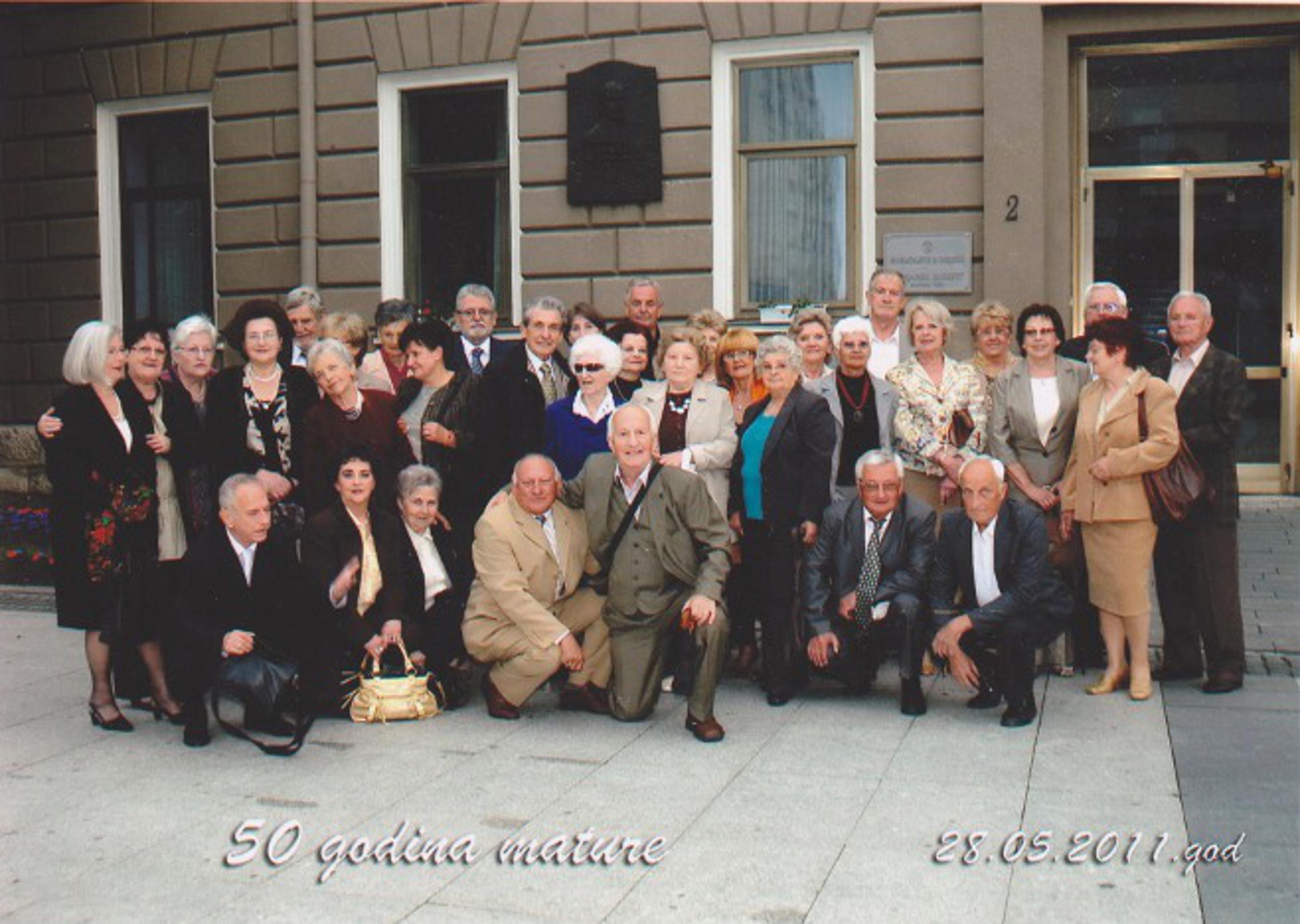 Slavljenici ispred bivše Gimnazije.