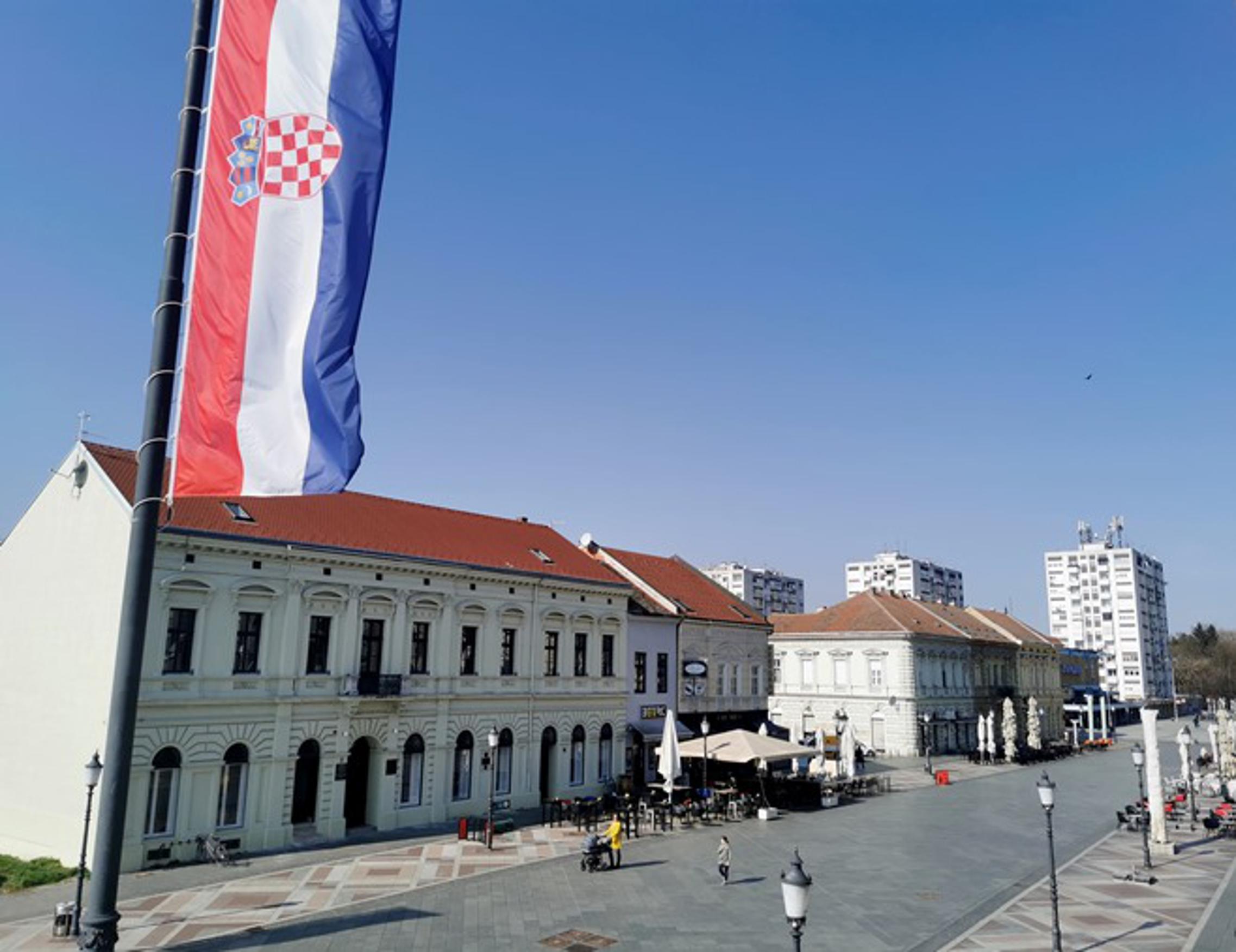 Trg Ivane Brlić Mažuranić u Slavonskom Brodu