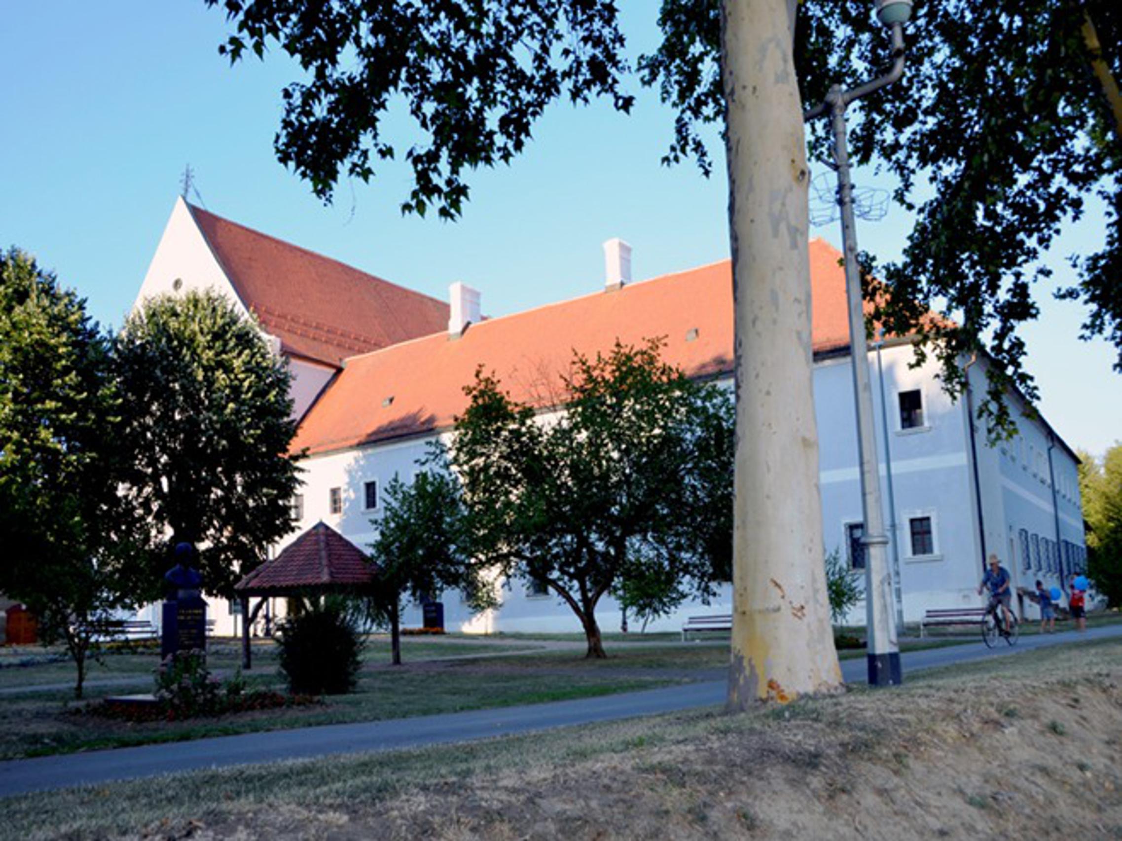 Franjevački samostan i "Velika crkva" u Slavonskom Brodu