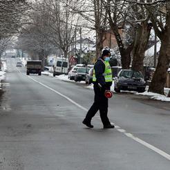 Policijski službenici kontroliraju građane na granici Grada Slavonskog Broda i Općine Gornja Vrba