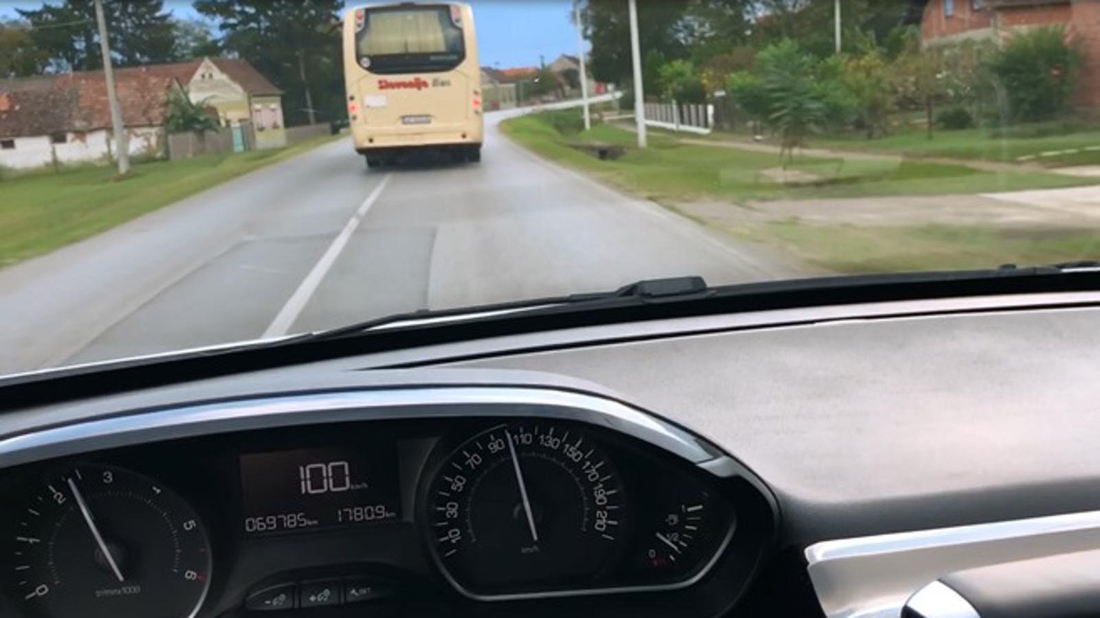 Autobus s putnicima vozi 100 km/sat kroz naseljeno mjesto