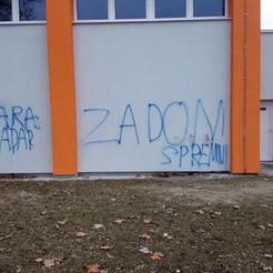 Novobnovljena zgrada OŠ "M. Lovraka" išarana grafitima neprimjerenog sadržaja