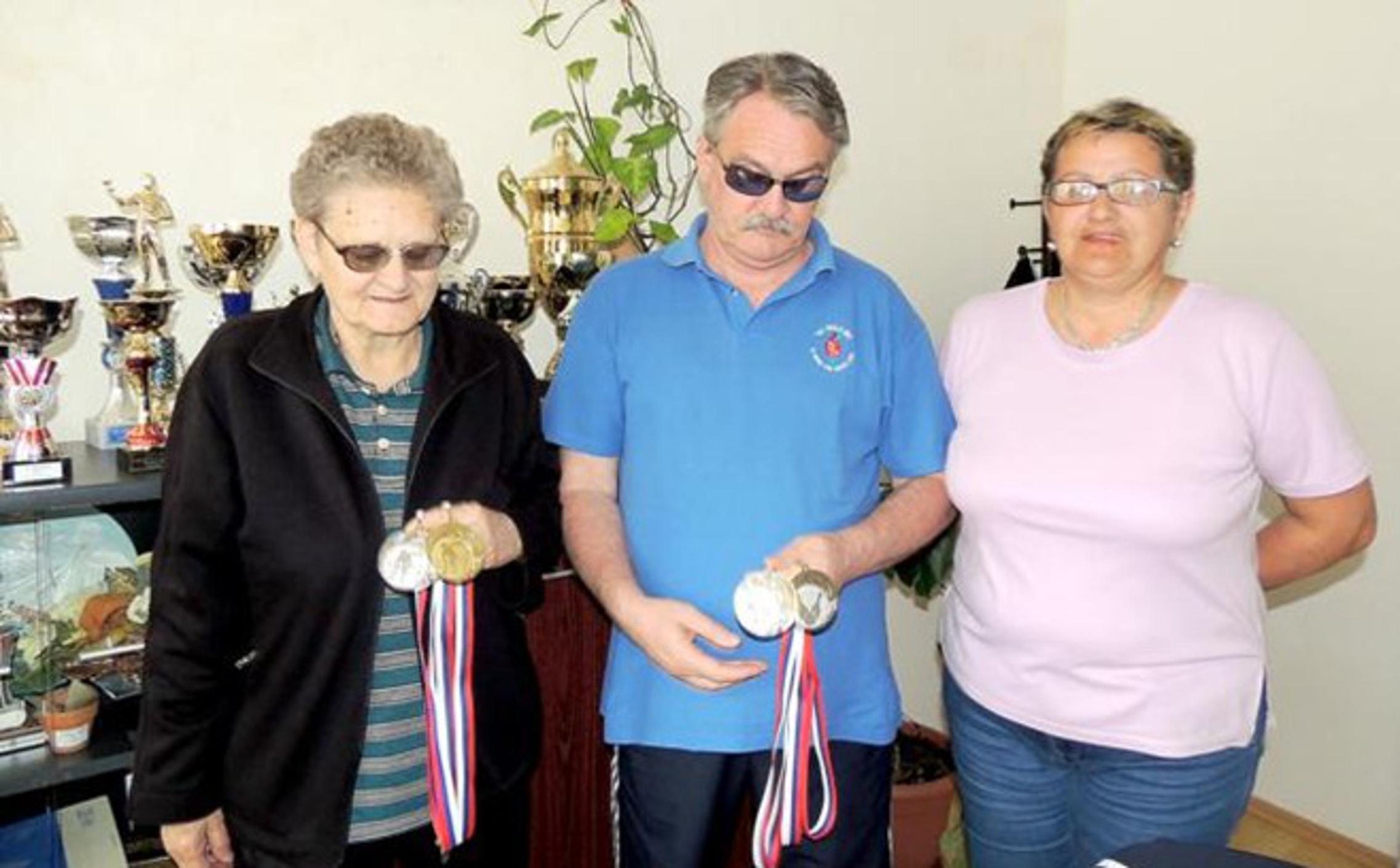 “Tetka” Evica i Ranko Milutinović, oslijepjeli od dijabetesa, s tajnicom udruge Lidijom Šaf