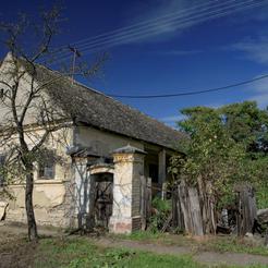 Napuštena i oronula kuća u selu Dalj