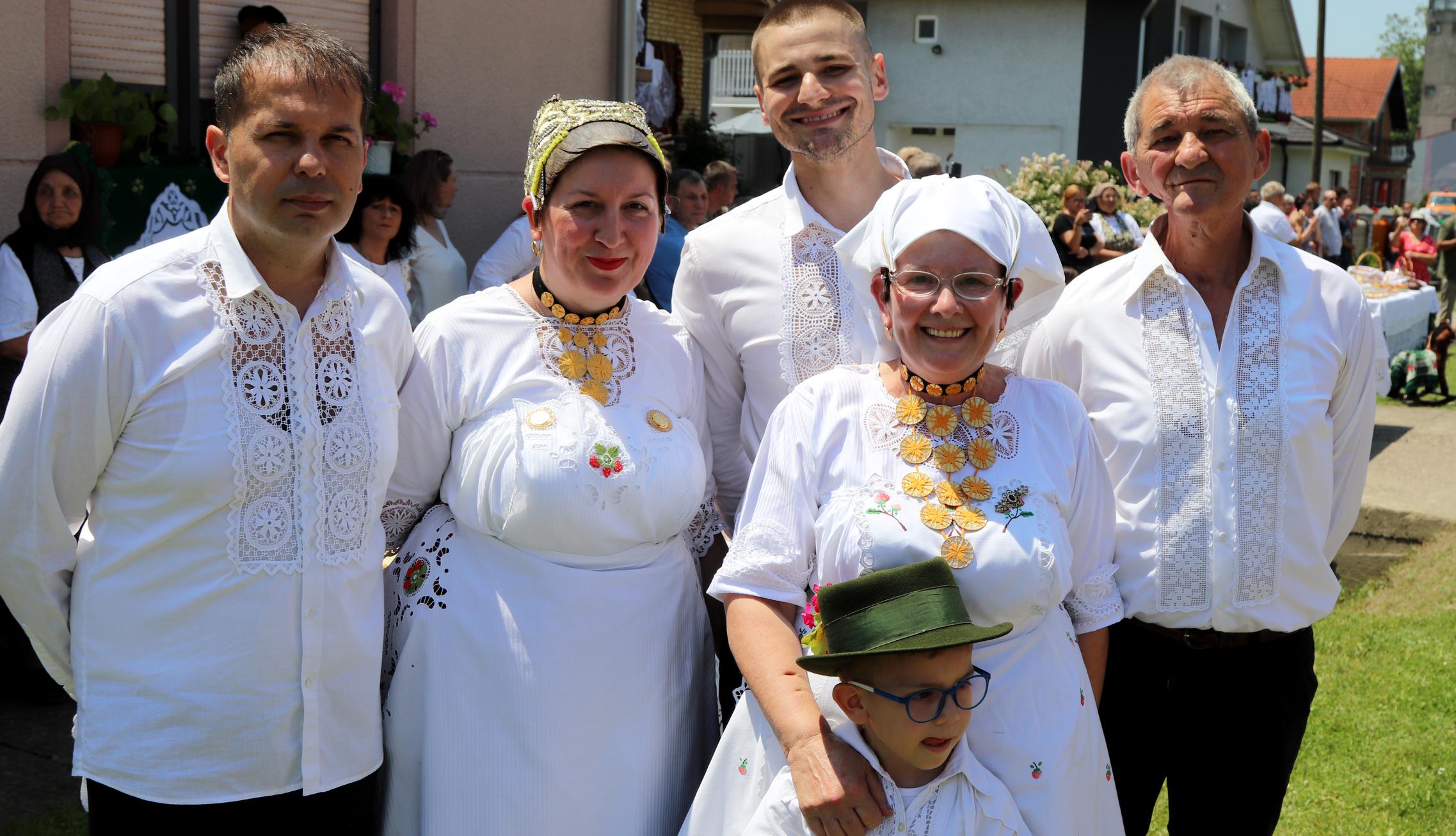 Jasminka Mihalj sa svojom obitelji - suprugom, sinom, kćerkom, zetom i unukom