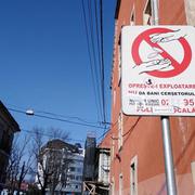 Uobičajeni znakovi na ulicama velikog rumunjskog grada.