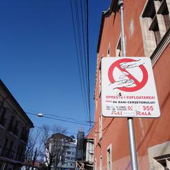 Uobičajeni znakovi na ulicama velikog rumunjskog grada