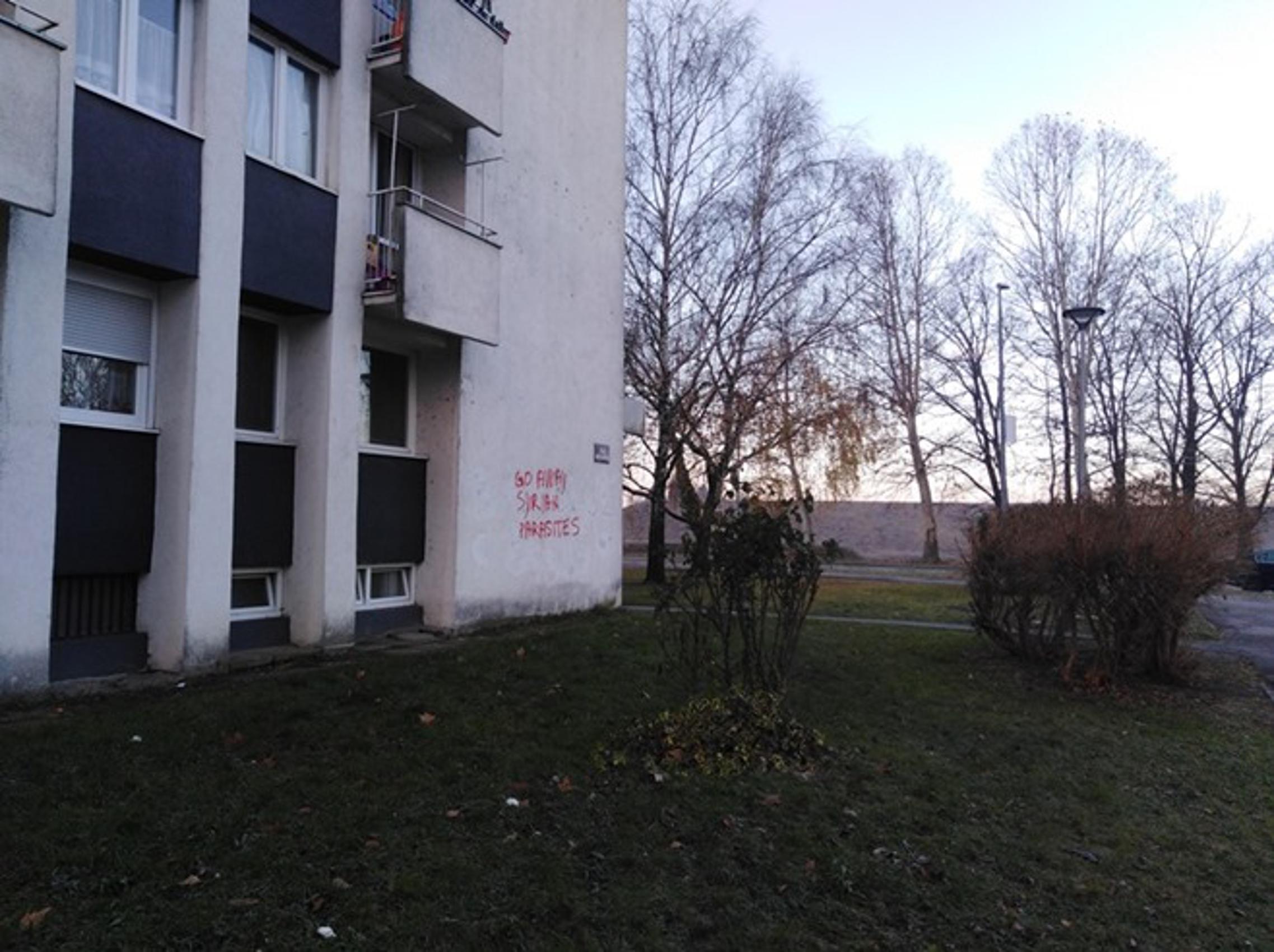 Grafit na slavonskobrodskom neboderu u Ulici Petra Krešimira, nasuprot zgrade Brodsko-posavske žup.