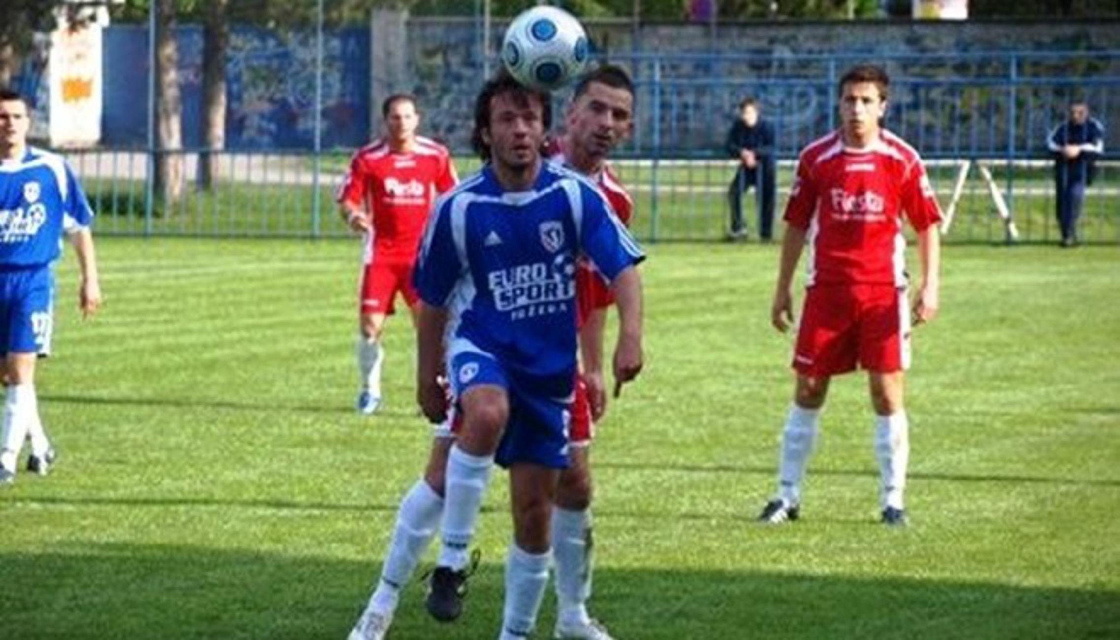Nogometaši Oriolika (crveni) u utakmici sa Slavonijom Požega