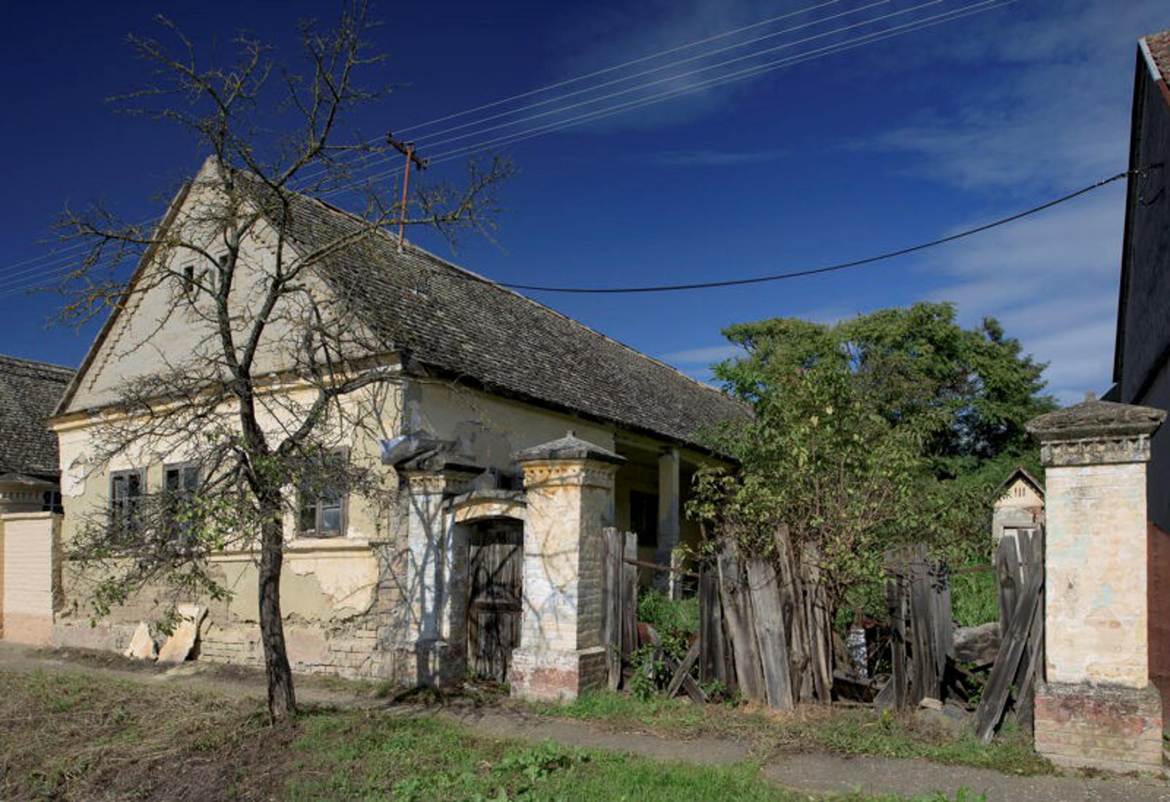 Napuštena i oronula kuća u selu Dalj