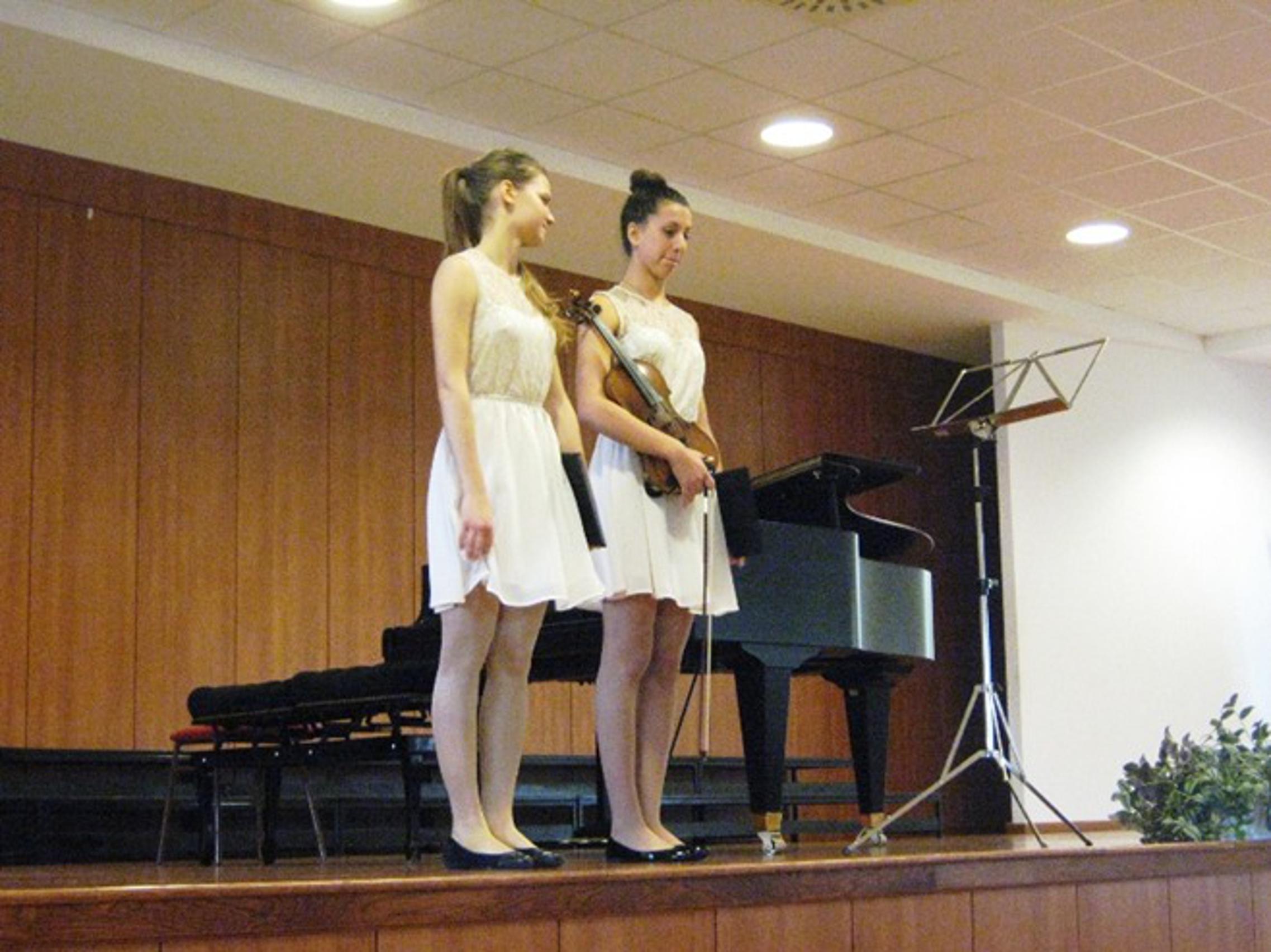 Sara Sertić, violina, i Tihana Dovhanj, klavir