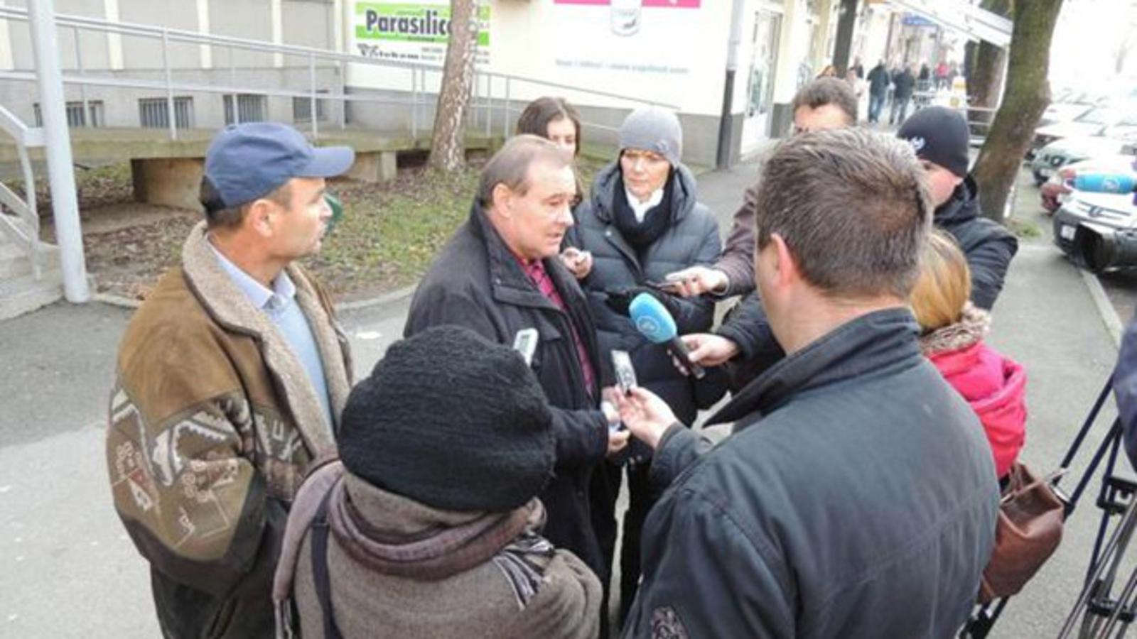 Orešković je presicu održao ispred Trgovačkog suda