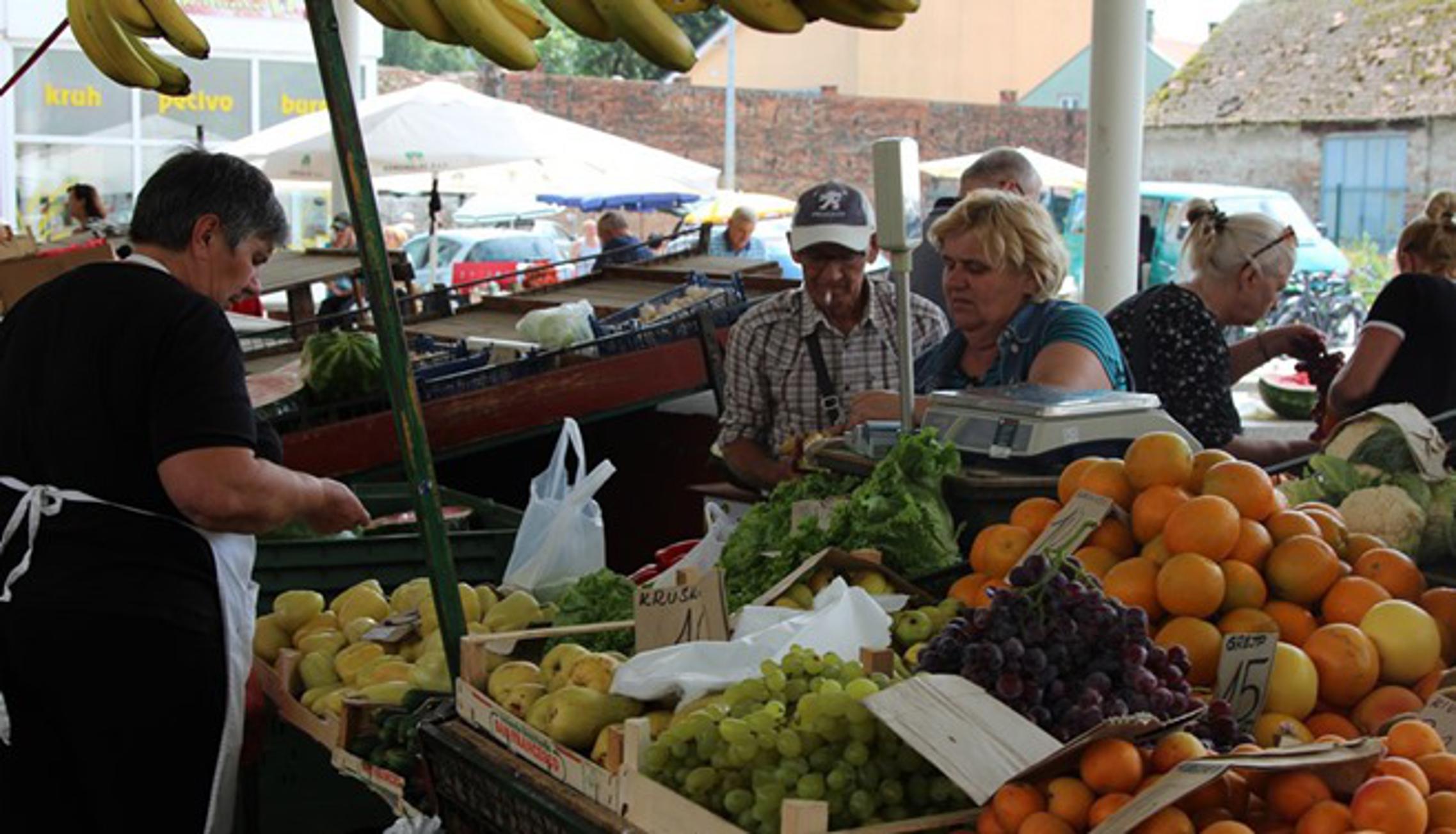 Kupovina voća na slavonskobrodskoj Gradskoj tržnici