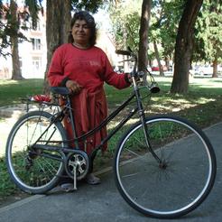 Nakon jutarnje kave, Zorka sjeda na svoj stari bicikl i kreće u obilazak