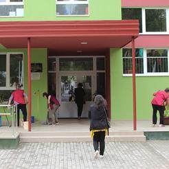 Spremačice uređuju ulaz u sibinjsku Osnovnu školu