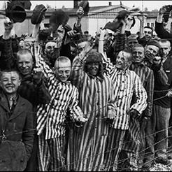 Djeca u logoru Dachau u Njemačkoj pozdravljaju osloboditelje Amerikance 3. svibnja 1945. 